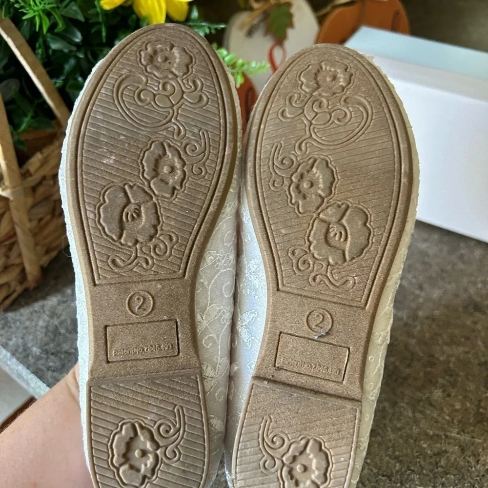 NIB SO Size 2 PENSACOLA White lace flats